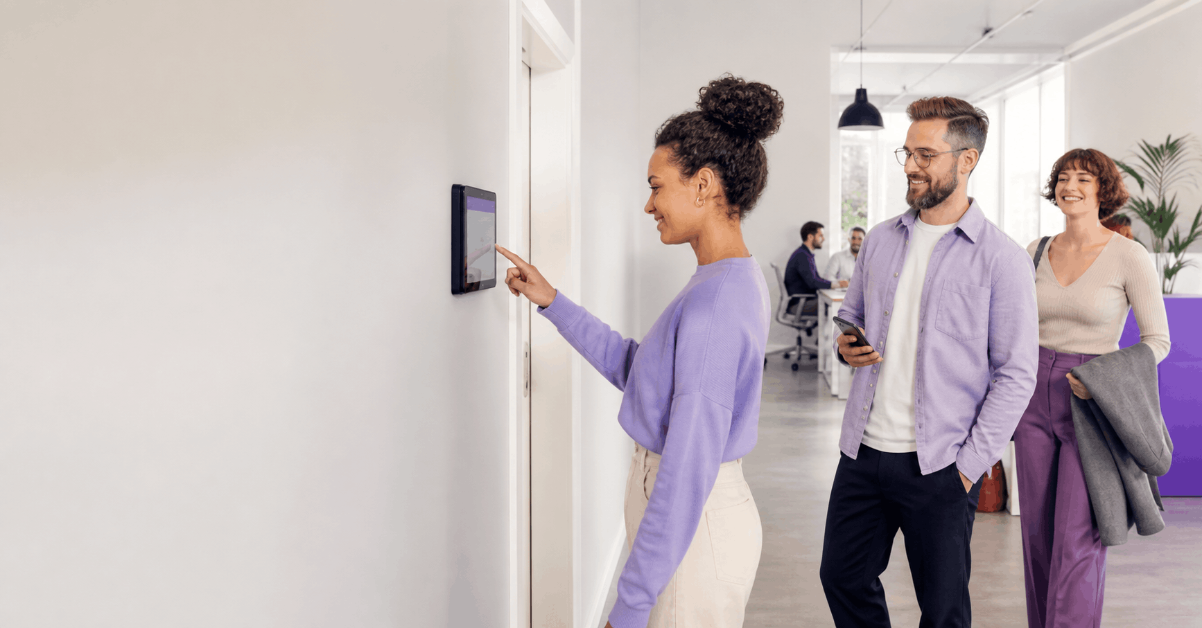 Mitarbeitende nutzen gemeinsam das digitale Eingangsterminal